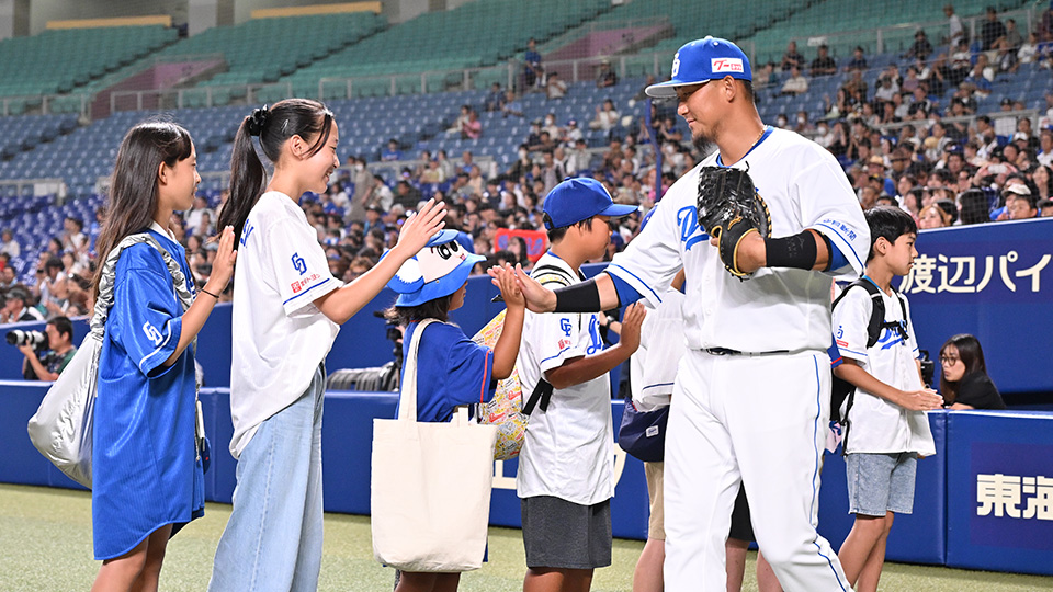 試合前スタメンハイタッチ