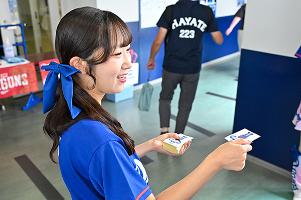 スーツ姿ドアラシールをプレゼント