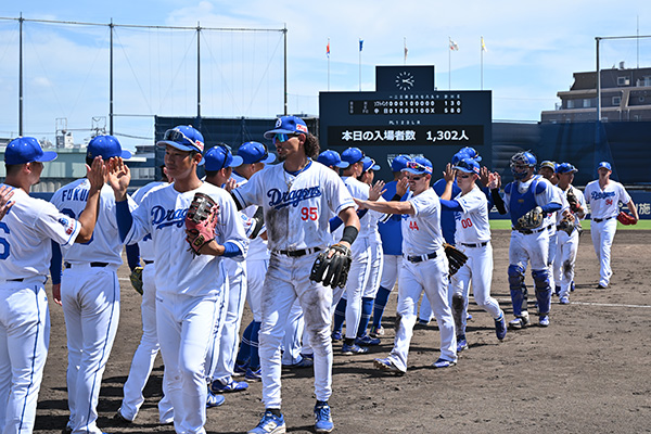 試合勝利ハイタッチ