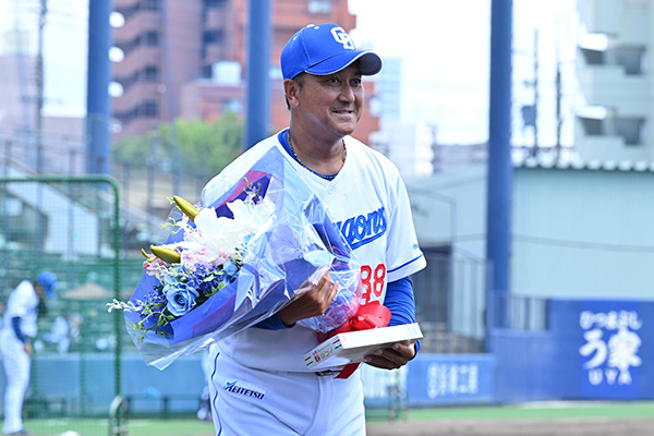落合2軍監督に花束贈呈