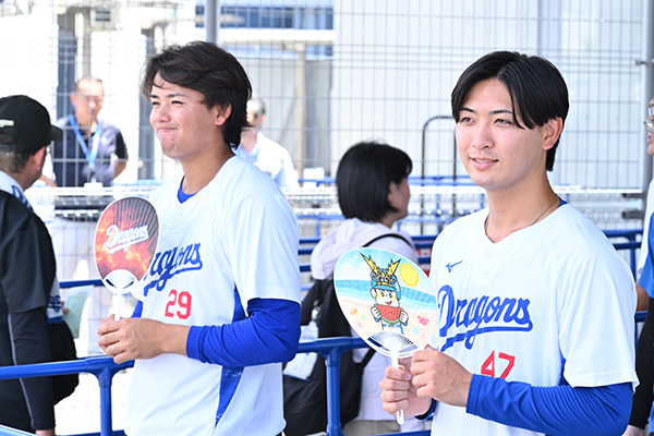 松木平投手・吉田投手がお出迎え