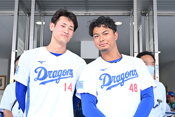 草加投手・土生投手がお出迎え