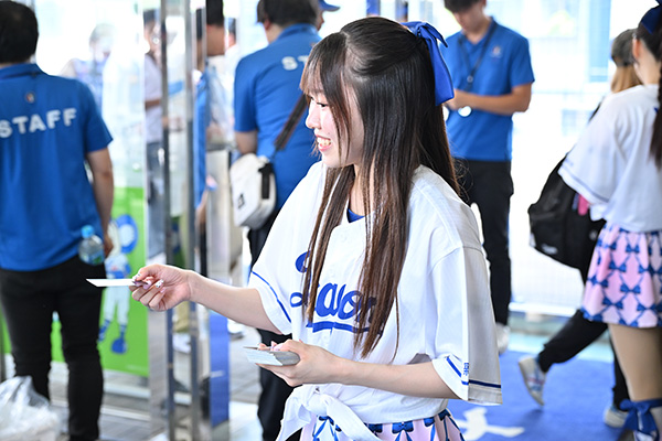 新人選手オリジナルカードをプレゼント