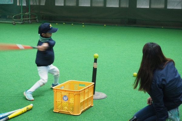 バッティング体験をする参加者