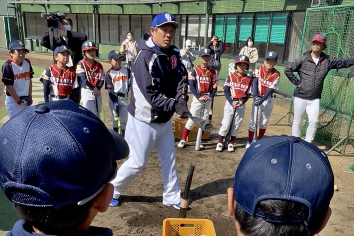 打撃指導する山﨑さん