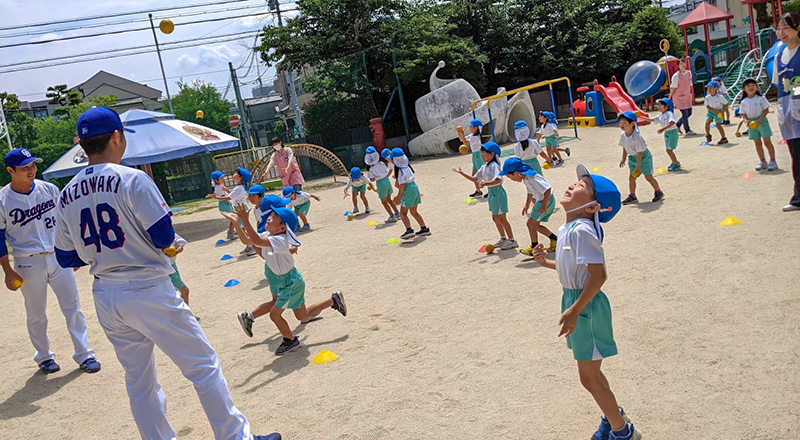一生懸命ボールを追いかける子供達