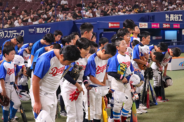 終了後、グラウンドに向けて挨拶をするスクール生