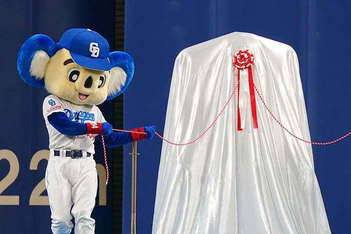 着せ替えドアラ等身大モニュメントお披露⽬イメージ