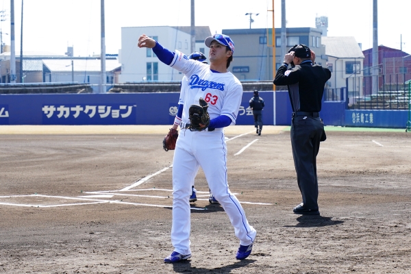 選手サインボール投げ入れイメージ