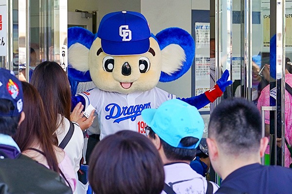 ドアラ&チアドラゴンズがお出迎えイメージ