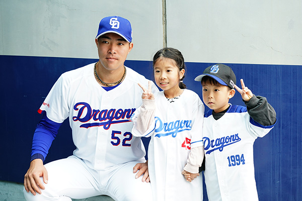 FCユニ着用の選手と写真撮影会イメージ