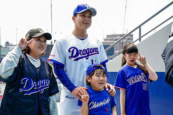 選手写真撮影会 中西投手