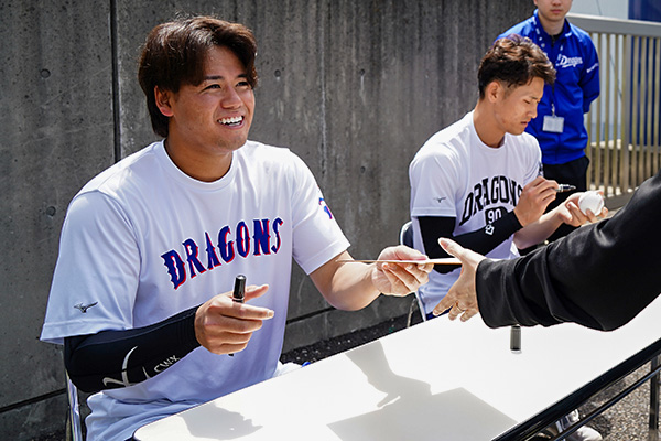 選手写真撮影会 中西投手