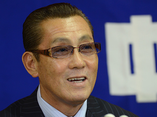 監督に就任することが決まり会見をする森繁和コーチ